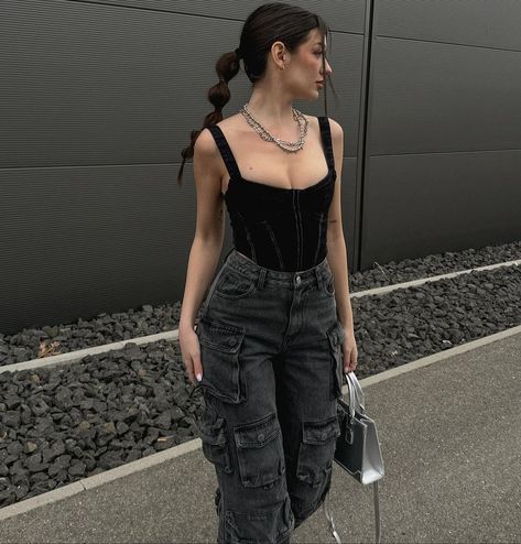 Cargo Jeans Outfit Women, Cargo Jeans Outfit, Black Top Outfit, Black Hair Aesthetic, Minimalist Dress, Jeans Outfit Women, Hair Aesthetic, Baggy Clothes, Black Cargo Pants