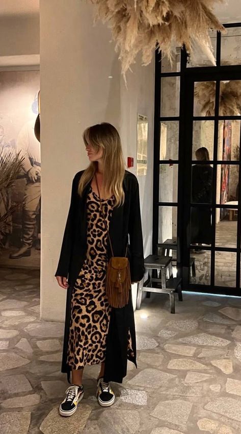 Vestido Midi Outfit, Animal Print Dress Outfit, Outfit Vestido Largo, Leopard Outfit Ideas, Print Maxi Dress Outfit, Leopard Dress Outfit, Leopard Clothes, Style Black Women, Vestido Animal Print