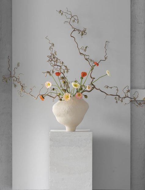 Plinth Flowers, Modern Ikebana, Interior Design Classes, Rose Arrangements, Flowers Bouquet Gift, Ceramic Flowers, Flower Cake, Ikebana, Still Life Photography