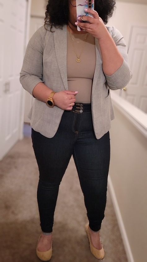 Plus Size Womens Blazer, Jeans And Blazer Outfit Plus Size, Tshirt And Blazer Outfit For Work, Business Casual Outfits For Plus Size Women, Plus Size Interview Outfit, Plus Size Blazer Outfits, Banker Outfits Women, Plus Size Office Wear Business Casual, Curvy Business Casual