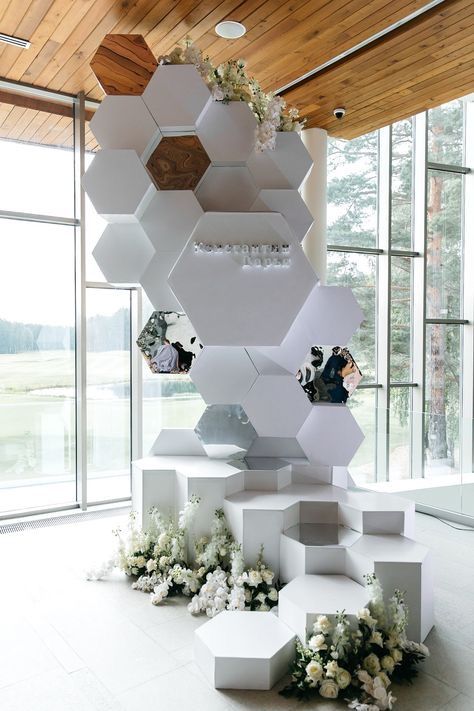 Hexagon Wedding, Decoration Vitrine, Luxury Wedding Decor, Wedding Backdrop Decorations, Wedding Entrance, Hexagon Design, Wedding Stage Decorations, Stage Decorations, Event Inspiration