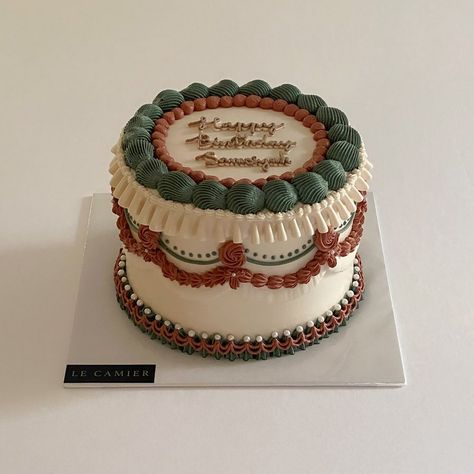 Disney Inspired Cakes, Vintage Fall Cake, Modern Christmas Cake, Cake Decorating Ideas Christmas, Simple Vintage Cake, Edible Ornaments, Vintage Christmas Cake, Christmas Cake Design, Christmas Cake Decorating Ideas