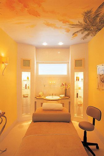 Skin Care Salon Design, Esthetics Suite, Room Esthetics, Aesthetician Room, Spa Room Ideas, Spa Massage Therapy, Massage Room Design, Spa Bedroom, Design Offices