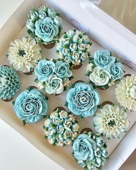 Cupcake Flower Bouquets, Deserts Cupcakes, Floral Cake Design, Elegant Cupcakes, Cupcake Decorating Tips, Fancy Cupcakes, Buttercream Flower Cake, Cupcake Cake Designs, Buttercream Cupcakes