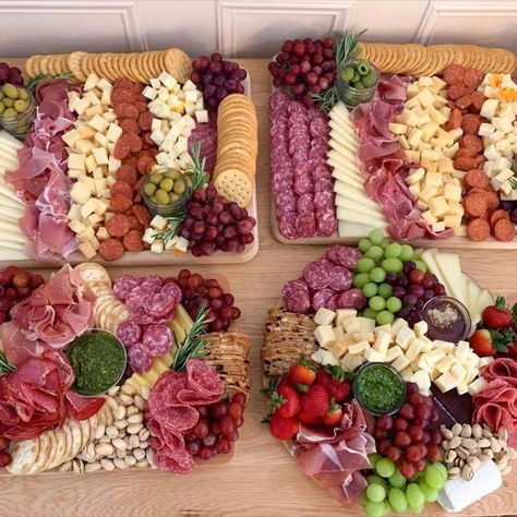 Round Meat And Cheese Platter, Wedding Meat And Cheese Tray, Snack Platter Ideas Simple, Ham And Cheese Board, Presentation Plateau Charcuterie, Cheeseboard Platter, Meat And Cheese Platter, Cheese Platter Presentation, Meat And Cheese Tray