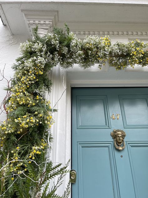 Easter Decoration Idea: Faux Flower Spring Doorscaping — MELANIE LISSACK INTERIORS. Door decoration seasonal Door Arch, Spring Door Decoration, Flower Workshop, Easter Outdoor, Traditional Front Doors, Easter Door Decor, Flower Arch, Easter Door, Workshop Ideas