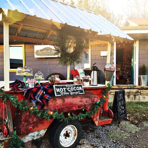 Truck Bed Trailer Flower Stand, Country Market Ideas, Truck Bed Trailer Ideas, Truck Bed Bar, Truck Bed Trailer, Cocoa Stand, Farmers Market Display, Country People, Vegetable Stand