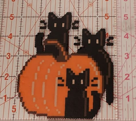 Pumpkin Cats made out of perler beads Calico Cat Perler Beads, Perler Beads Cute Ideas, Wings Of Fire Perler Beads, Junji Ito Perler Beads, Over The Garden Wall Perler Beads, Venom Perler Beads, Perler Bead Patterns Cat, Halloween Pearler Bead, Perler Beads Horror