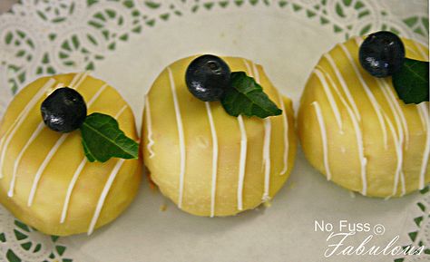 Homemade lemon bites Pretty Appetizers, Irish Cheesecake, Lemon Bites, Christmas Buffet, Homemade Items, Baby Shower Tea, Bakery Recipes, Easy Desserts, Event Planning