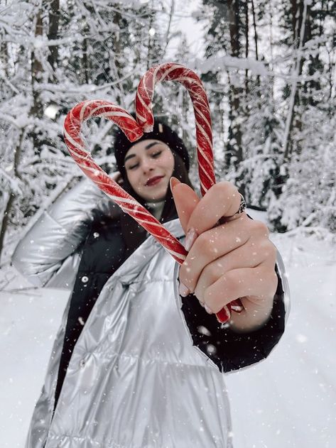 Winter Portraits Photography, Winter Senior Pictures, Christmas Fashion Photography, Festive Activities, Snow Photoshoot, Winter Portraits, Holiday Photoshoot, Winter Instagram, Snow Pictures