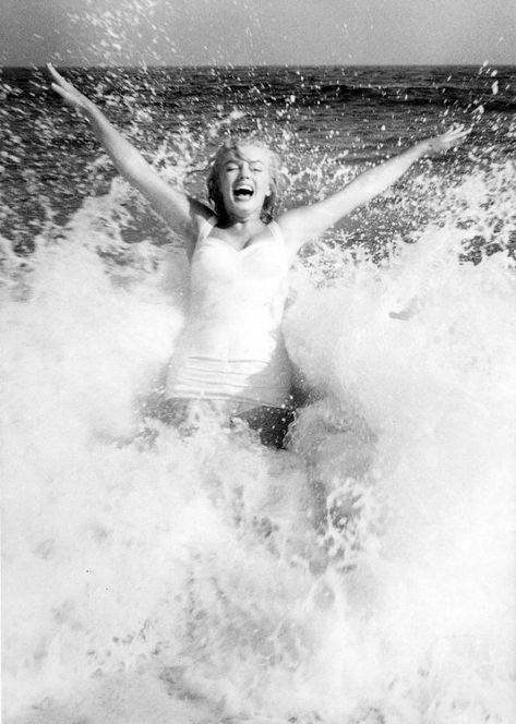 Beautiful Pics Of Marilyn Monroe On The Beach Taken By Sam Shaw In 1957 (17 Pics) | Bored Panda William Claxton, Marilyn Monroe Old, Marilyn Monroe Life, Bert Stern, Jane Russell, Hampton Beach, Jennifer Jones, Famous Photos, Gentlemen Prefer Blondes