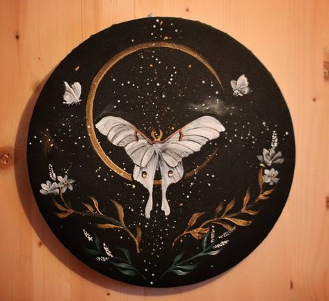 I loved painting this round canvas. I wanted it to have an etheral vibe so I added stars, crescent moon and Luna Moths. I used acrylics. Diameter: 30 cm Black Round Canvas Art, Things To Paint On A Round Canvas, Luna Moth Painting Acrylic, Painting Ideas On Round Canvas, Round Canvas Ideas, Witchy Art Painting, Painting Ideas On Circle Canvas, Painting Circle Canvas, Moth Painting Acrylic