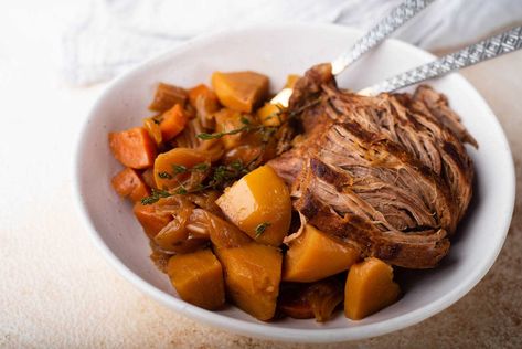 Instant Pot Venison Roast + Video Tutorial Venison Stew, Venison Roast, Pot Roast Slow Cooker, Venison Recipes, Best Slow Cooker, Pepper Powder, Instant Pot Dinner Recipes, Roast Recipes, Beef Broth