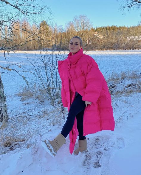 Puff Jacket Outfit, Pink Coat Outfit, Puffer Coat Outfit, Tattoo Neck, Angelica Blick, Pink Puffer Coat, Winter Coat Outfits, Pink Coat, God Pictures