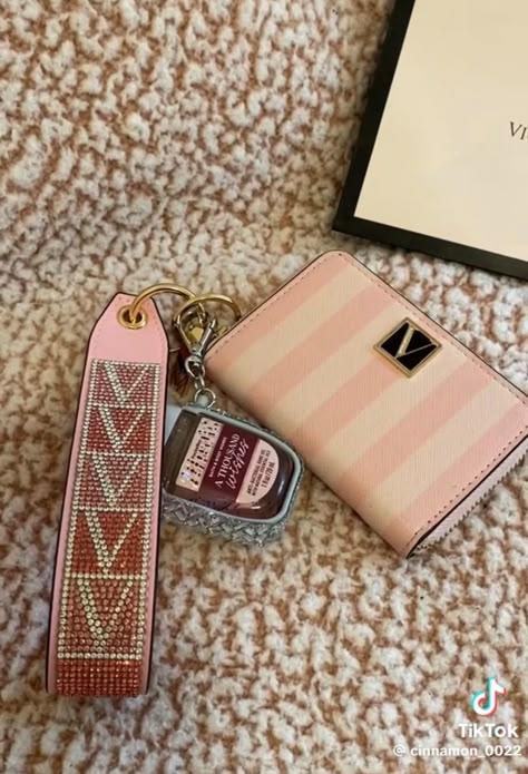 Victoria Secret Keychain Aesthetic, Victoria Secret Keychain Wristlet, Car Keychain Ideas, Pretty Tote Bags, Girly Car Accessories, Packing Hacks Clothes, Cool Car Accessories, Inside My Bag, Pink Lifestyle