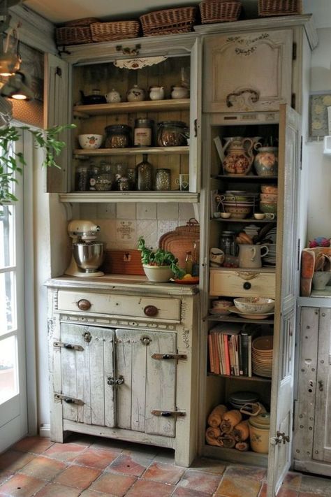 Country Cottage Living Shabby Kitchen Ideas, French Kitchen Style, Unfitted Kitchen French, Shabby Chic Kitchen Shelves, Small Cottage Kitchens, French Cottage Kitchen, French Country Kitchen Ideas, Cottage Cabinet, Primitive Country Kitchen