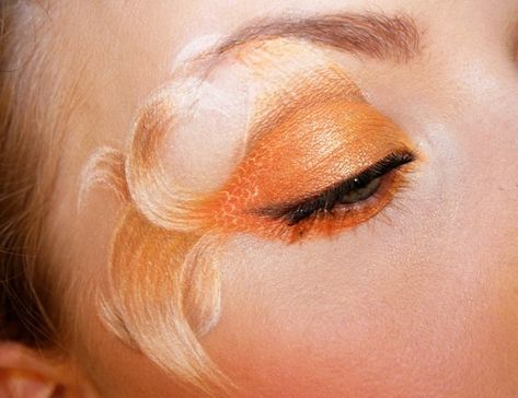 Goldfish. | This Makeup Artist Paints Incredibly Intricate Scenes On Her Eyelids Fish Makeup, Real Techniques Brushes, Sfx Makeup, Hair Shows, Eye Makeup Art, Gold Eyes, Winged Eyeliner, Fantasy Makeup, Costume Makeup