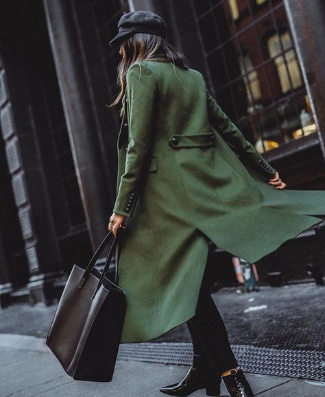 Green Coat Outfit Winter, Green Coat Outfit, Coat Outfit Winter, Pijamas Women, New York Street Style, Coat Outfit, Green Coat, Outfit Winter, Coat Outfits