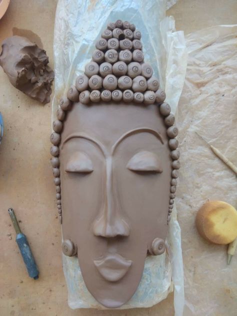 Handbuild - Buddha Face Mask Clay Mask Ideas, Ceramic Masks Ideas, Pottery Buddha, Clay Mask Art, Buddha Mask, Paper Mache Art Sculpture, Mask Ceramic, Homemade Clay Recipe, High School Art Projects