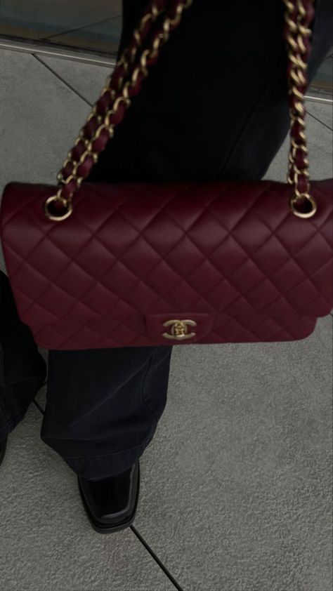 Burgundy Chanel Bag Outfit, Dark Red Chanel Bag, Burgundy Chanel Bag, Chanel Bag Outfit, Maroon Bag, Burgundy Aesthetic, Red Aura, Americana Aesthetic, Luxe Handbags