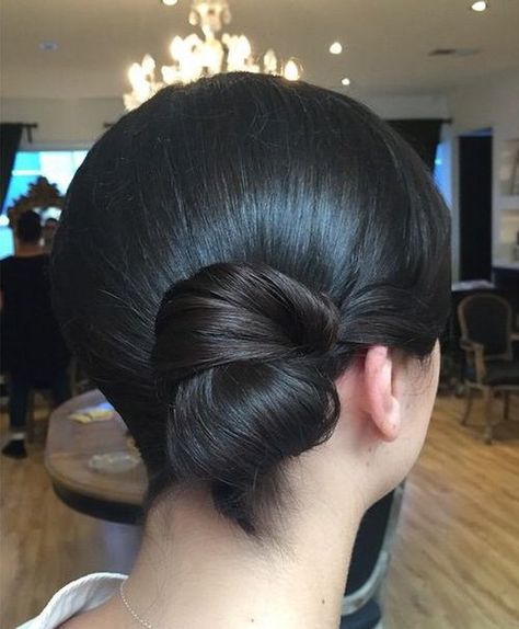 formal polished low side bun for medium hair Sleek Side Bun, Low Side Buns, Buns For Short Hair, Low Side Bun, Side Buns, Blonde Bun, Bun With Curls, Chignon Updo, Side Bun Hairstyles