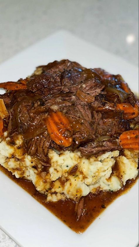 Roast Garlic, Beef Pot Roast, Soul Food Dinner, Garlic Mashed Potatoes, Food Babe, Garlic Mashed, Food Therapy, Good Eat, Deilig Mat