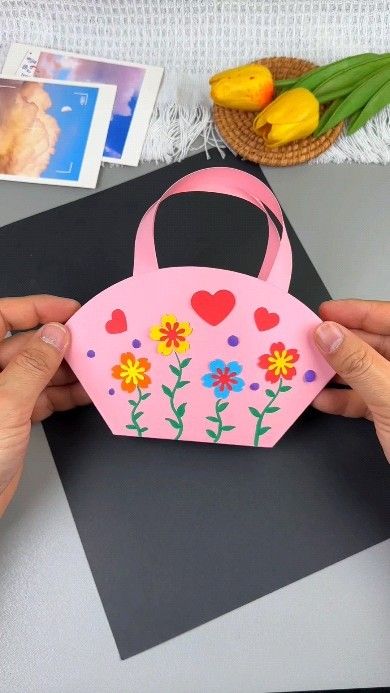 paper crafts creator | let’s make a beautiful spring flower bag for mom! #parentchild #handicraft #kindergarten #handicraft #goddessday #handicraft paper craft... | Instagram School Kids Crafts, Art Kits For Kids, Easy Art For Kids, Paper Craft Ideas, Toddler Arts And Crafts, Preschool Arts And Crafts, Easy Paper Crafts Diy, Easy Arts And Crafts, Hand Crafts For Kids