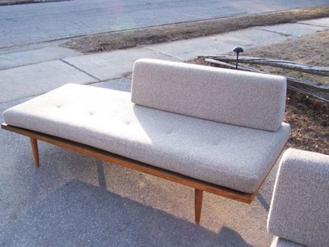 17 DIY Mid-Century Modern Furniture - Matchness.com Modern Day Bed, Diy Mid Century Modern Furniture, Mid Century Daybeds, Diy Mid Century Modern, Modern Chaise Lounge, Diy Mid Century, Daybed Sets, Mid Century Bench, Modern Daybed