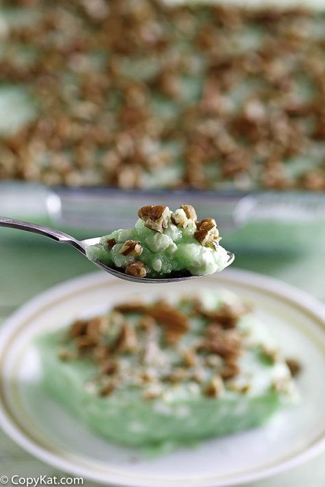 Furr's Light Green Jell-O Salad can be made at home, green Jello, and pecan sturn this into something special. Green Jello Salad, Lime Jello Salads, Gelatin Salad, Green Jello, Jello Salad, Copykat Recipes, Jello Recipes, Copycat Restaurant Recipes, Cooking For Beginners