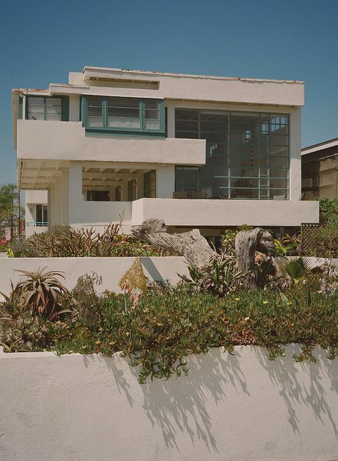 lovell beach house, r.m. schindler, 1926 | newport beach, california 80s House Aesthetic, 80s House Exterior, Bloxburg Beach House, Newport Beach House, 90s House, 80s House, Beach House Aesthetic, California Architecture, Malibu Beach House