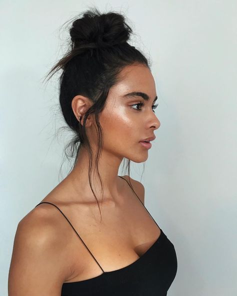 What looks are you looking forward in the new year? Glam? Natural? Tell me your vibe Highlight @nudestix Illumi naughty find it… Weekend Hair, Top Knot Bun, Makeup Tip, Smink Inspiration, Peinados Fáciles Para Cabello Corto, Messy Hairstyles, Top Knot, Beauty Essentials, Perfect Hair