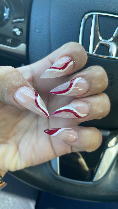 Wavy acrylic pointy stiletto nails Red and white squiggly lines 💅🏻 Red Swirls Acrylic Nails, Red And White Squiggle Nails, Pointy Acrylic Nails Designs, Red And White Swirl Nails, Red And White Nails Acrylic, Squiggly Line Nails, Squiggly Nails, Stiletto Nails Red, Camp Nails