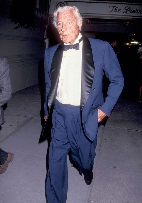 Industrialist and style icon Gianni Agnelli outside the Pierre hotel, 1991. Gianni Agnelli Style, Pitti Uomo Street Style, Celebrity People, Gianni Agnelli, Vintage Suit Men, George Hamilton, It Photos, Agnus Dei, Charming Man