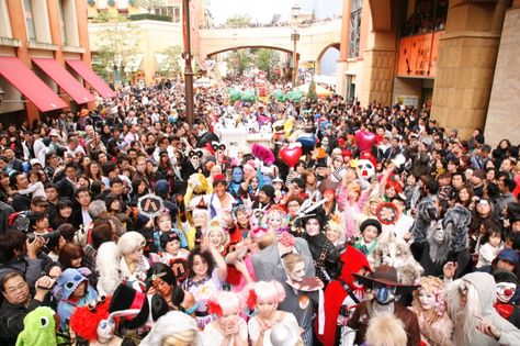 Japanese Halloween has events like cosplay parades and contests, candy and food that use pumpkins, and entertaining autumn events.… Halloween Souvenirs, Halloween In Japan, Autumn Dishes, Pagan Festivals, Japan Cosplay, All About Japan, Seaside Park, Japan Guide, About Japan