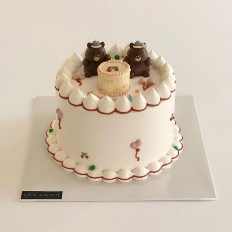 Big Birthday Cake, Minimal Cake, Animal Birthday Cakes, Baby First Birthday Cake, Vintage Birthday Cakes, Cake Cafe, Pastel Cakes, Cake Decorating Piping, Bear Cake