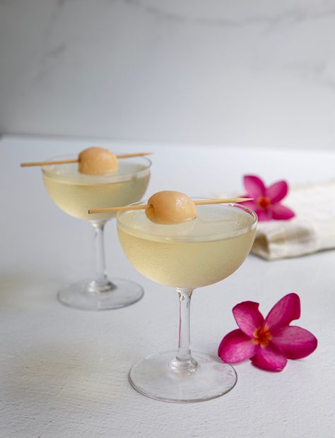 This sake lychee martini is delicious and has a strong lychee taste to it. This drink is the perfect combination of sweet and strong. Sake Lychee Martini, Sake Drinks, Lychee Martini Recipe, Lychee Mocktail, Lychee Recipes, Lychee Cocktail, Martini Party, Lychee Martini, Martinis Drinks