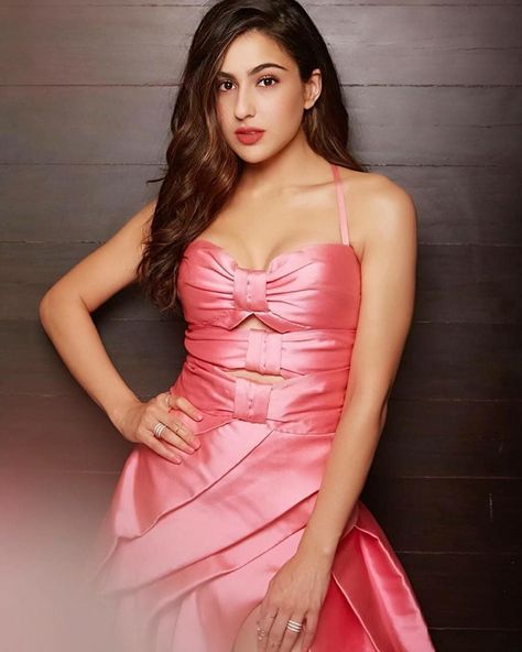 Sara Ali Khan attends Nykaa Femina Beauty Awards wearing Monisha Jaisingh | Moviekoop Sara Ali Khan, Ali Khan, Indian Bollywood, Beauty Awards, Bollywood Girls, Indian Actress Hot Pics, Dresses Elegant, Pakistani Wedding, Bollywood Stars