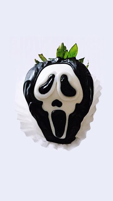 Ghostface Strawberries, Ghostface Merch, Ghostface Cake, Halloween Cake Design, Strawberry Ideas, Horror Merch, Chocolate Dipped Strawberries, Birthday Stuff, Halloween Cake