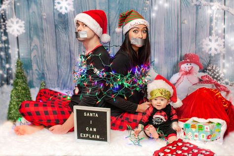 Grinch Family Photo Shoot, Grinch Family Christmas Card, Grinch Themed Family Pictures, Grinch Family Photos, Family Grinch Pictures, Grinch Christmas Pictures Family, Grinch Mini Sessions, Grinch Family Pictures, Grinch Photo Session