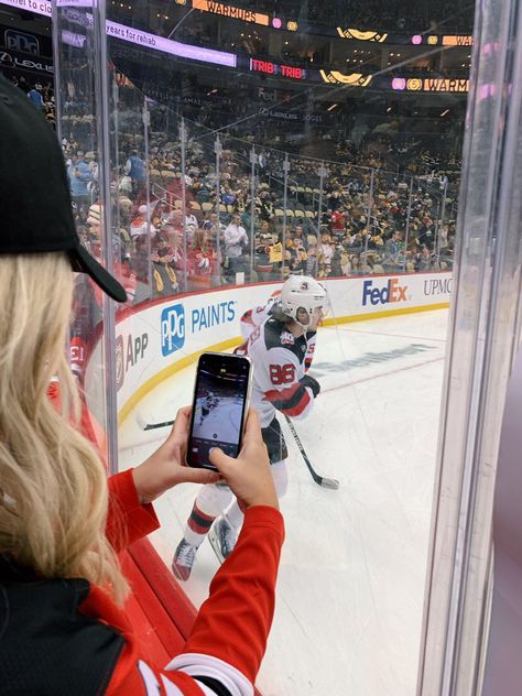 Hockey Husband, Female Hockey Player Aesthetic, Ice Hockey Aesthetic Girl, Blonde Hockey Player Aesthetic, Dating A Hockey Player Aesthetic, College Ice Hockey Aesthetic, Hockey Wife, Hockey Outfits, San Francisco Pictures