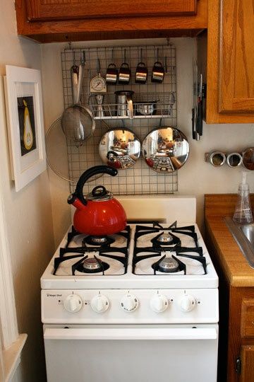 Apartment Therapy Small Apartment Kitchen Decor, Small Kitchen Hacks, Apartment Hacks, Apartment Storage, Small Apartment Kitchen, Kitchen Decor Apartment, Apartment Organization, Diy Kitchen Storage, Rental Decorating