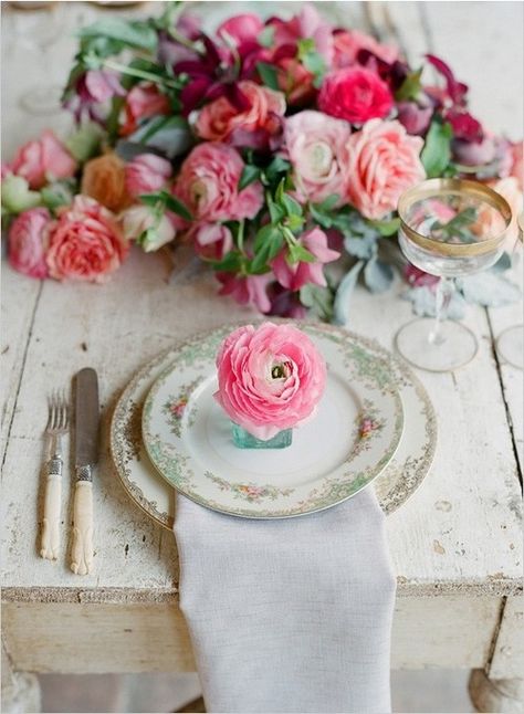 Beautiful Table Setting with Pink Roses home vintage roses table decorate dine china table setting Flower Place Setting, Pretty Tablescapes, Flower Place, Tafel Decor, Beautiful Table Settings, Pretty Tables, Pip Studio, Wedding Chicks, Single Flower