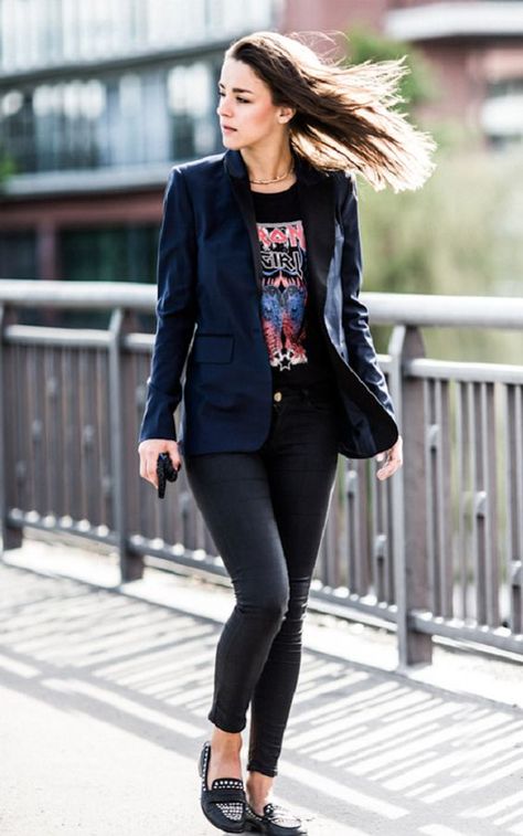 14 Outfits para chicas que pueden ir de jeans al trabajo Mode Edgy, 16 Outfits, Look Office, Walking Down The Street, Giovanna Battaglia, Anna Dello Russo, Berlin Fashion Week, Elegante Casual, Sarah Jessica Parker