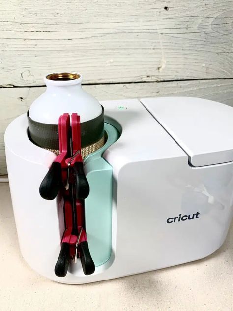 Cricket Mug Ideas, Sublimation Water Bottle Ideas, Cricut Mug Press Ideas, Cricut Mug Ideas, Sublimation Inspiration, Cricket Joy Projects Craft Ideas, Projet Cricut, Diy Bottles, Cricut Mugs