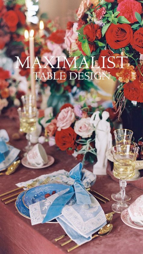 pink and red maximalist table top design Green Table Decor, Outdoor Tablescapes, Maximalist Wedding, Wedding Dinner Decor, Tablescapes Wedding, Pink Wedding Colors, Wedding Table Setting, Dinner Decor, Theme Pink