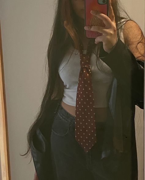 Casual Necktie Outfit, Necktie Outfits For Women Casual, Tie Grunge Outfit, Red Necktie Outfit, Female Outfits With Ties, Tie Outfit For Women Grunge, Female Tie Outfit, Grunge Tie Outfit, Grunge Female Outfit