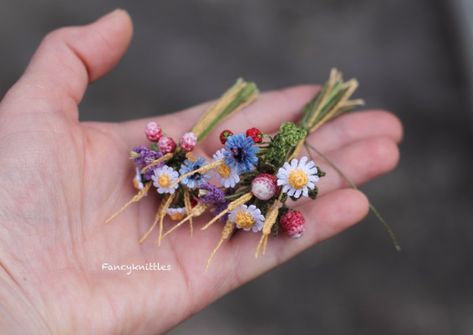 FancyKnittles - the maker creating pocket-sized worlds in crochet Micro Crochet Flowers, Crochet Miniatures, Surface Techniques, Jewelry Flowers, Miniature Crochet, Micro Crochet, Japanese Crochet, Crochet Flowers Free Pattern, Crochet Jewelry Patterns