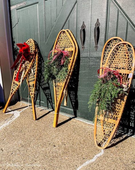 Snow Shoes Decor, Snowshoe Decor, Old Crock, Lodge Aesthetic, Christmas Window Boxes, Vintage Skis, Antique Hutch, Christmas Haul, Christmas Place Settings