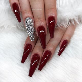 ”Goal digger” from @banobeautysweden & Swarovski 👌🏼💎 Maroon Nails With Rhinestones, Maroon Fall Wedding, Silver Nail Ideas, Nails With Rhinestones, Fall Wedding Makeup, Silver Nail Designs, Silver Nail Art, Maroon Nails, Weak Nails