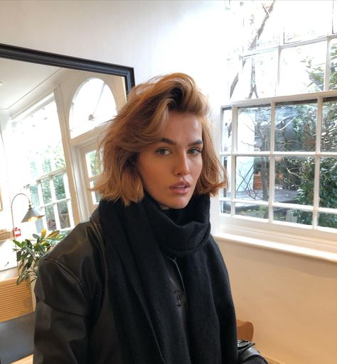 Rose gold gloss with @sophfloyd 🧡 These soft golden tones are my favourite for the festive season. Warm honey tones with an edge of… | Instagram Growing Out A Bob, French Girl Hair, Chin Length Cuts, French Bob, Lob Hairstyle, Bob With Bangs, Bob Hairstyles For Fine Hair, Honey Hair, Texturizer On Natural Hair